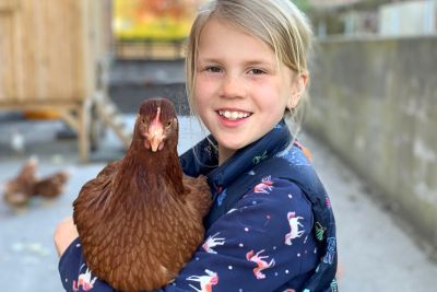 Mädchen mit Huhn